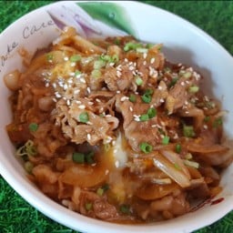 ข้าวหน้าเนื้อสไลด์ใส่ไข่