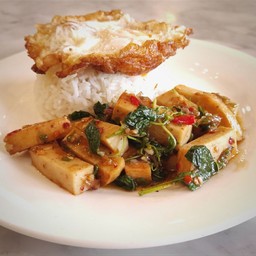 กะเพราหมูยอ แถมฟรีไข่ดาว LM