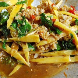 ข้าวผัดกระเพราหน่อไม้หมูสับ