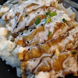 ข้าวหน้าไก่ทอดซอสนัมบัง