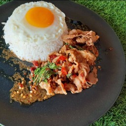 ข้าวเนื้อสไลด์ผัดกระเพรา