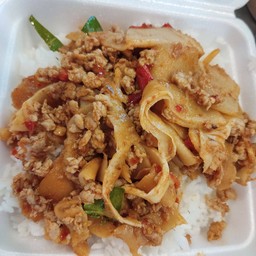 ข้าวผัดพริกแกงหน่อไม้ดองหมูสับ