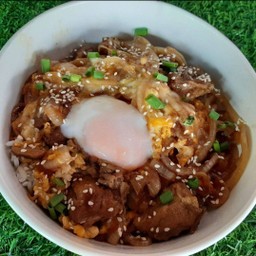 ข้าวหน้าเนื้อตุ๋นใส่ไข่