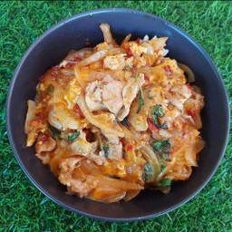 ข้าวหน้าเนื้อสไลด์ผัดซอสกระเพรา