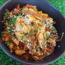 ข้าวหน้าไก่ใส่ไข่