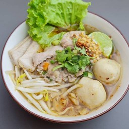 ครัวออนเซ็น ข้าวหน้าไก่  ก๋วยเตี๋ยวคั่วไก่- ซอยรัชดา36