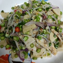Yaai-ple (ข้าวยำไก่แซ่บ,ยำขนมจีน)