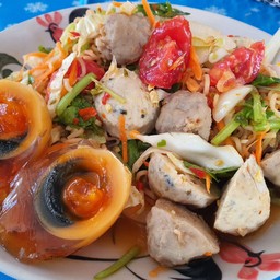 ยำแซ่บ ลูกชิ้นมาม่า อู่ประทีปยนต์