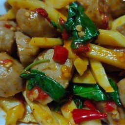 ข้าวกระเพราลูกชิ้นหน่อไม้เนื้อสับ