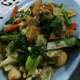 ผัดผักรวมหมูกรอบ