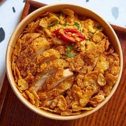 ข้าวไก่ทอดคอร์นเฟลคไข่ขยี้ผัดผงกะหรี่