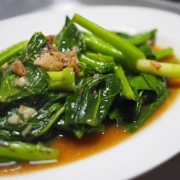 คะน้าผัดปลาเค็มม