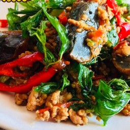 ข้าวกระเพราไข่เยี่ยวม้าเนื้อสับ