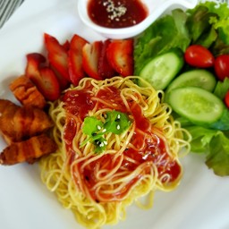 บะหมี่หมูแดงหมูกรอบมังสวิรัติ