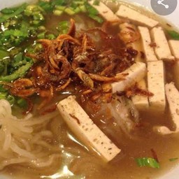 ก๋วยจั๊บหมูยอใส่ไข่