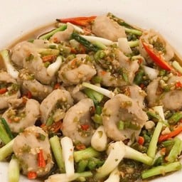ลูกชิ้นปลากรายผัดพริกสวน
