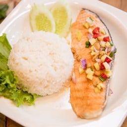 ข้าวปลาแซลมอนซอสมะม่วง