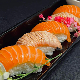 [อร่อยซ่ากับโค้ก] Set salmon Sushi 3 คำ Aburi Salmon Sushi 2คำ +  โค้ก ออริจินัล (ขวด) 