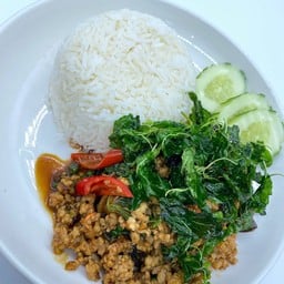 ข้าวผัดกะเพราไข่เยี่ยวม้าหมู,ไก่