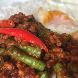 ข้าวพริกเเกงหมูสับ+ถั่ว+ไข่ดาว