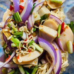 ยำมาม่าหมูยอ+ใส้กรอก(ใส่น้ำปลาร้า)