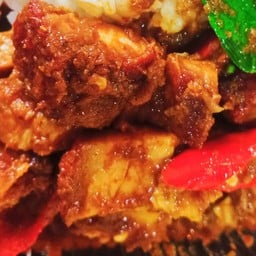 ข้าวหมูกรอบผัดพริกแกงใต้