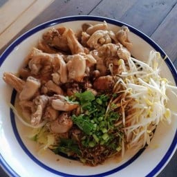ก๋วยเตี๋ยวไก่บุฟเฟ่ต์แม่มนต์ชามยักษ์