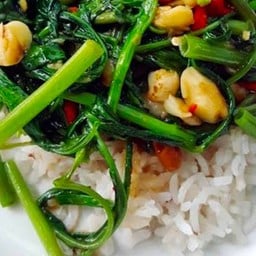 ผักบุ้งไฟแดงราดข้าว