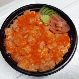 ข้าวหน้าแซลมอนสไปซี่ไข่กุ้ง