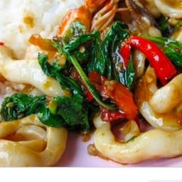 กะเพราปลาหมึกราดข้าว