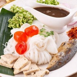 ยำขนมจีนไข่แดงเค็มเต็มใบ