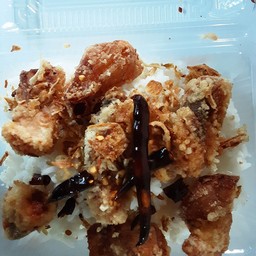 ข้าวราดแหนมปลาส้ม