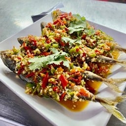 ปลาทูทอดราดพริกขี้หนูสด