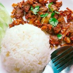 เนื้อกระเทียมราดข้าว