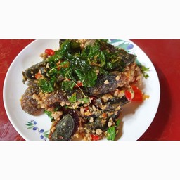 กระเพราใข่เยี่ยวม้าราดข้าว