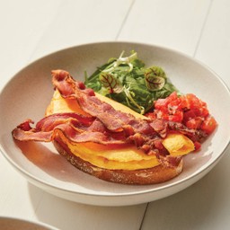 ไข่เจียวคลาสสิก เบคอน เสิร์ฟพร้อมผักสลัด