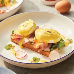 ไข่ดาวน้ำคลาสสิกเสิร์ฟพร้อมเปปเปอร์แฮม