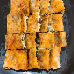 โรตีพิสซ่าผักโขมชีส