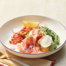 ไข่ดาวน้ำ เสิร์ฟพร้อมอะโวคาโดบดและพาร์มาแฮม