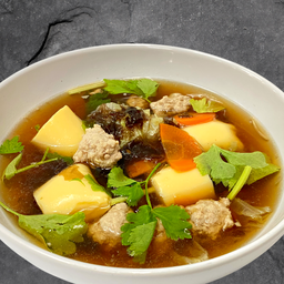 แกงจืดสาหร่ายเต้าหู้หมูสับ