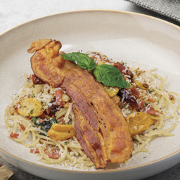 สปาเกตตี้สไปซี่เบคอนไวน์ขาวโรยพามาซานชีส