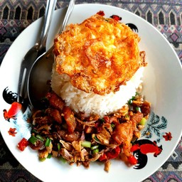 ข้าวหมูสามชั้นผัดพริกเกลือไข่ดาวสุก ๆ 