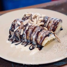 โรตีกล้วย ราด นม+ช็อคโกแลต+อัลมอนด์