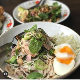 ลาบขนมจีนคอหมูย่างและไข่ต้ม