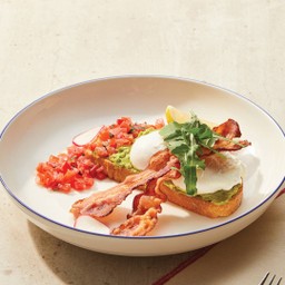 ไข่ดาวน้ำ เสิร์ฟพร้อมอะโวคาโดบดและเบคอน