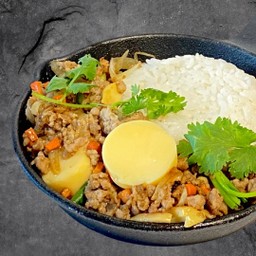 เต้าหู้หมูสับทรงเครื่องราดข้าว