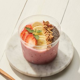 สมูทตี้โบวล์เสิร์ฟพร้อมสตรอว์เบอร์รี่และกล้วย