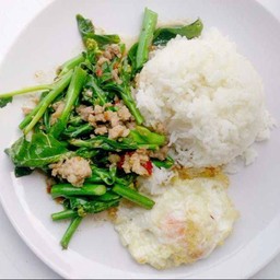 ผัดคะน้าปลาเค็มราดข้าว