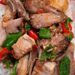 ข้าวกระเพราสามหมู (หมูกรอบ+ขาหมู+หมูย่าง)
