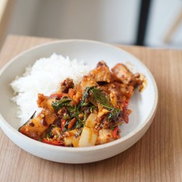 ข้าวหมูกรอบผัดพริกเผาไข่เค็ม